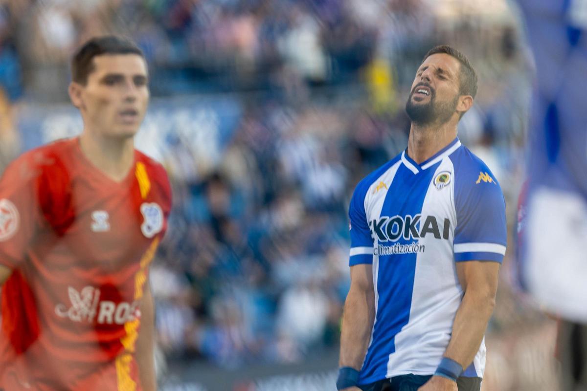 Fran Sol se lamenta después de errar un remate durante la victoria del Hércules sobre el Europa en Alicante.