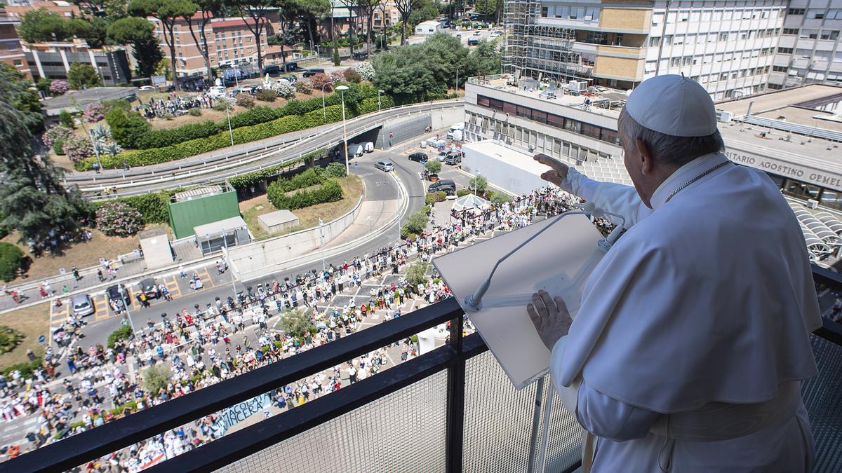 El papa Francisco reaparece por primera vez tras su cirugía intestinal hace una semana