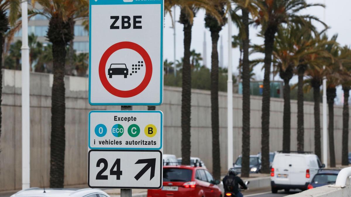 Un cartel de la Zona de Bajas Emisiones en la ronda Litoral, en Barcelona.