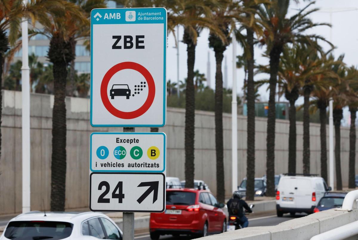 Un cartel de la Zona de Bajas Emisiones en la ronda Litoral, en Barcelona.