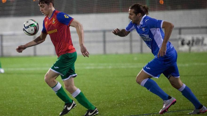 El jugador del Condal Fassani, con el balón, perseguido por Jandro, del Covadonga.