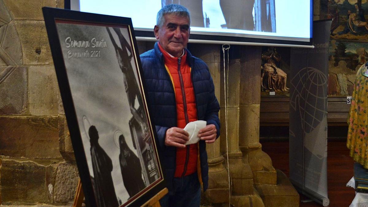 Modesto Viejo, en la iglesia de San Juan del Mercado, junto al cartel de la Semana Santa de Benavente de este año. | E. P.