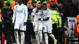 Benzema y Vinicius celebran uno de los cinco goles del Real Madrid, este martes en Anfield.