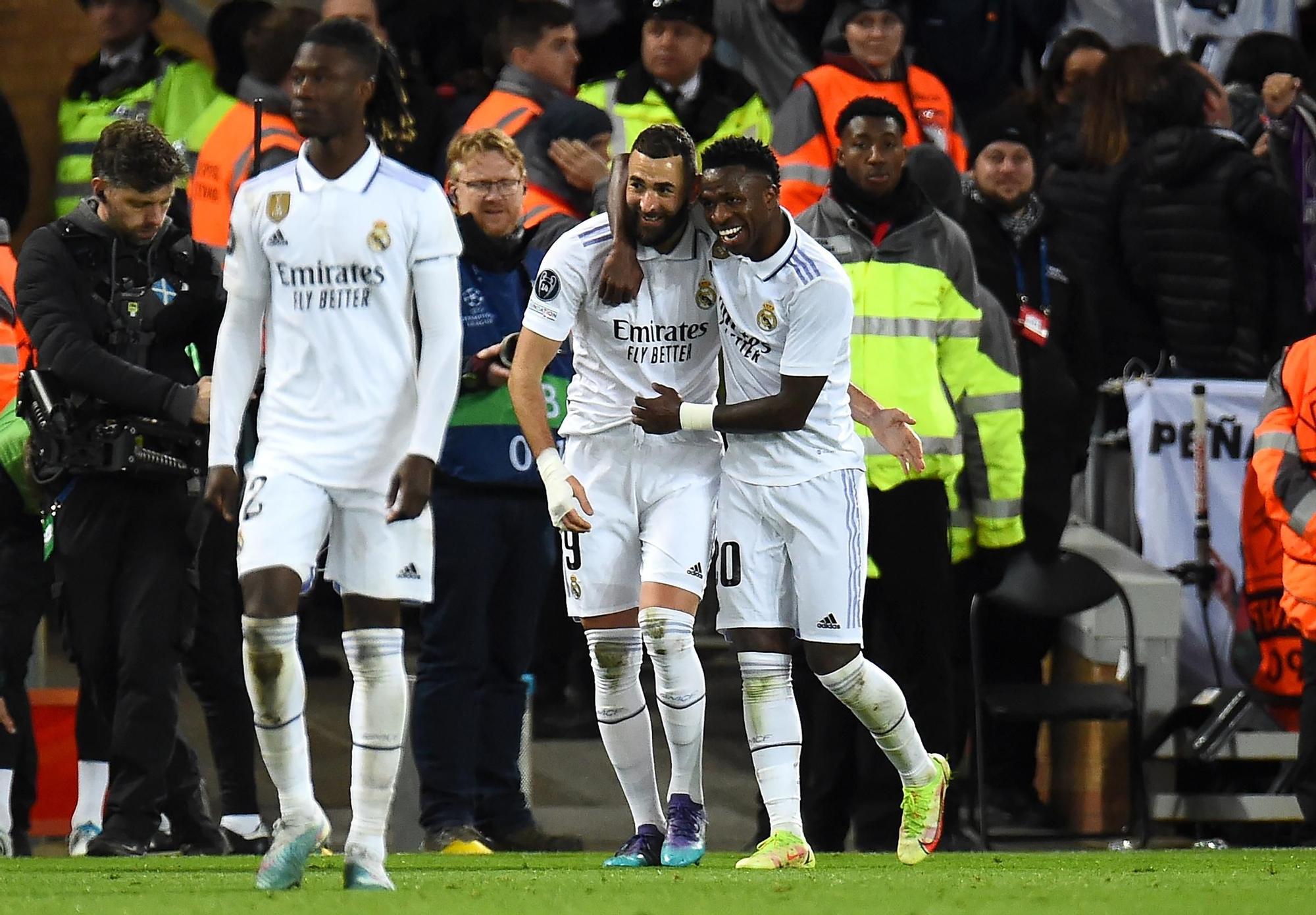 Benzema y Vinicius celebran uno de los cinco goles del Real Madrid, este martes en Anfield.