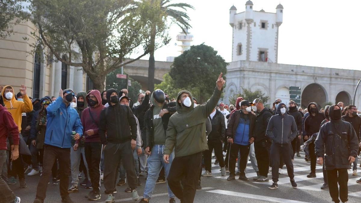 Trabajadores del metal, durante la manifestación en Cádiz por la huelga del metal.