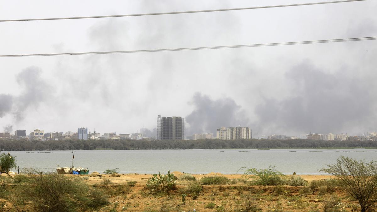 Humo en la capital de Sudán, Jartum, en imagen de archivo.