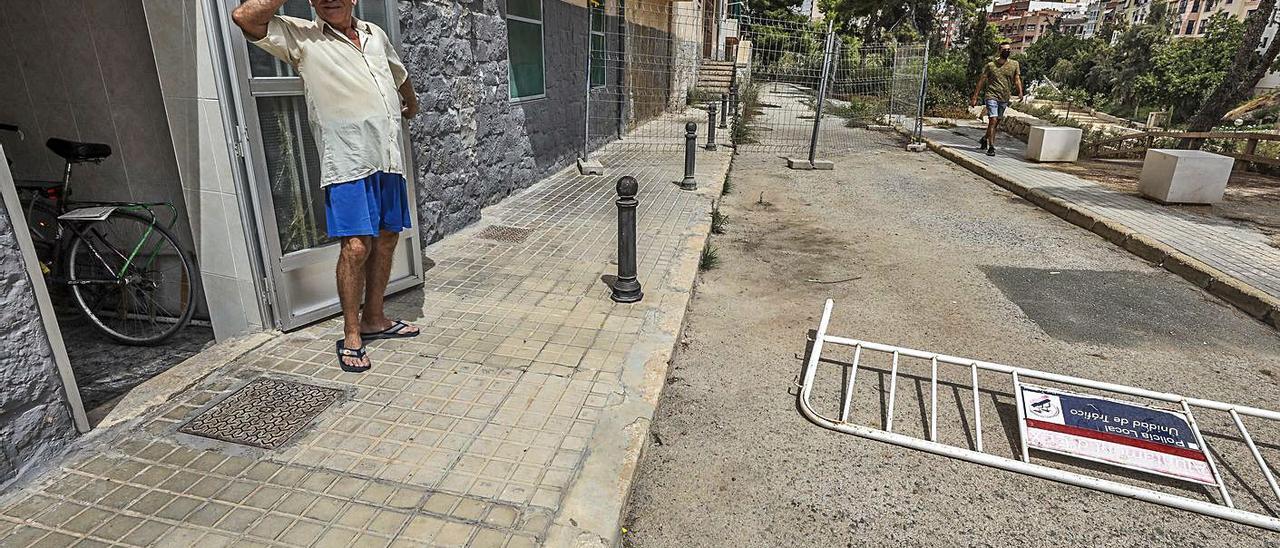 Una parte de la calle vallada, ayer, donde está la zona más crítica