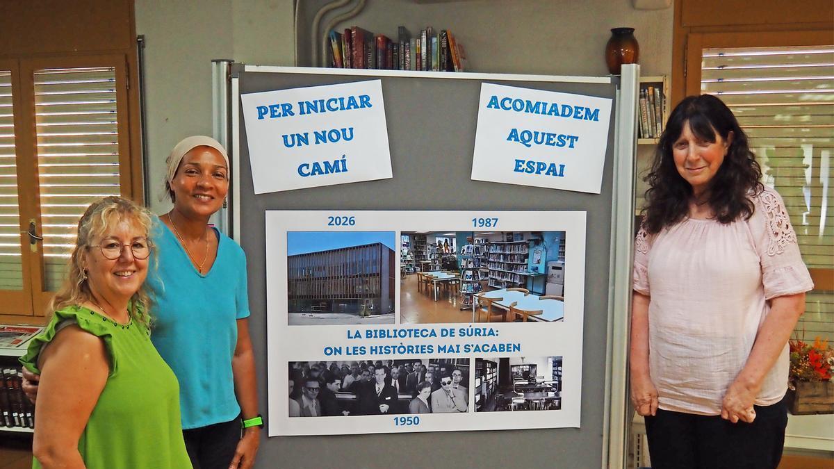 Alsina (a la dreta), amb la resta de les treballadores de la Biblioteca, acomiadant l'espai