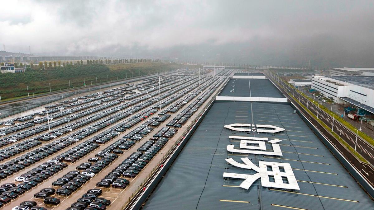 Imaxe dunha megafactoría de automóbiles en Chongqing, China.