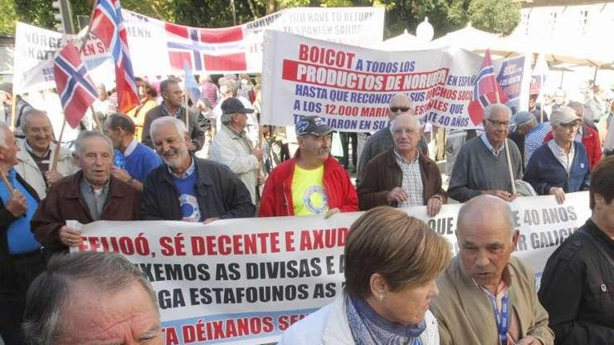 Exmarinos gallegos exigen a Oslo su pensión con una marcha en Santiago