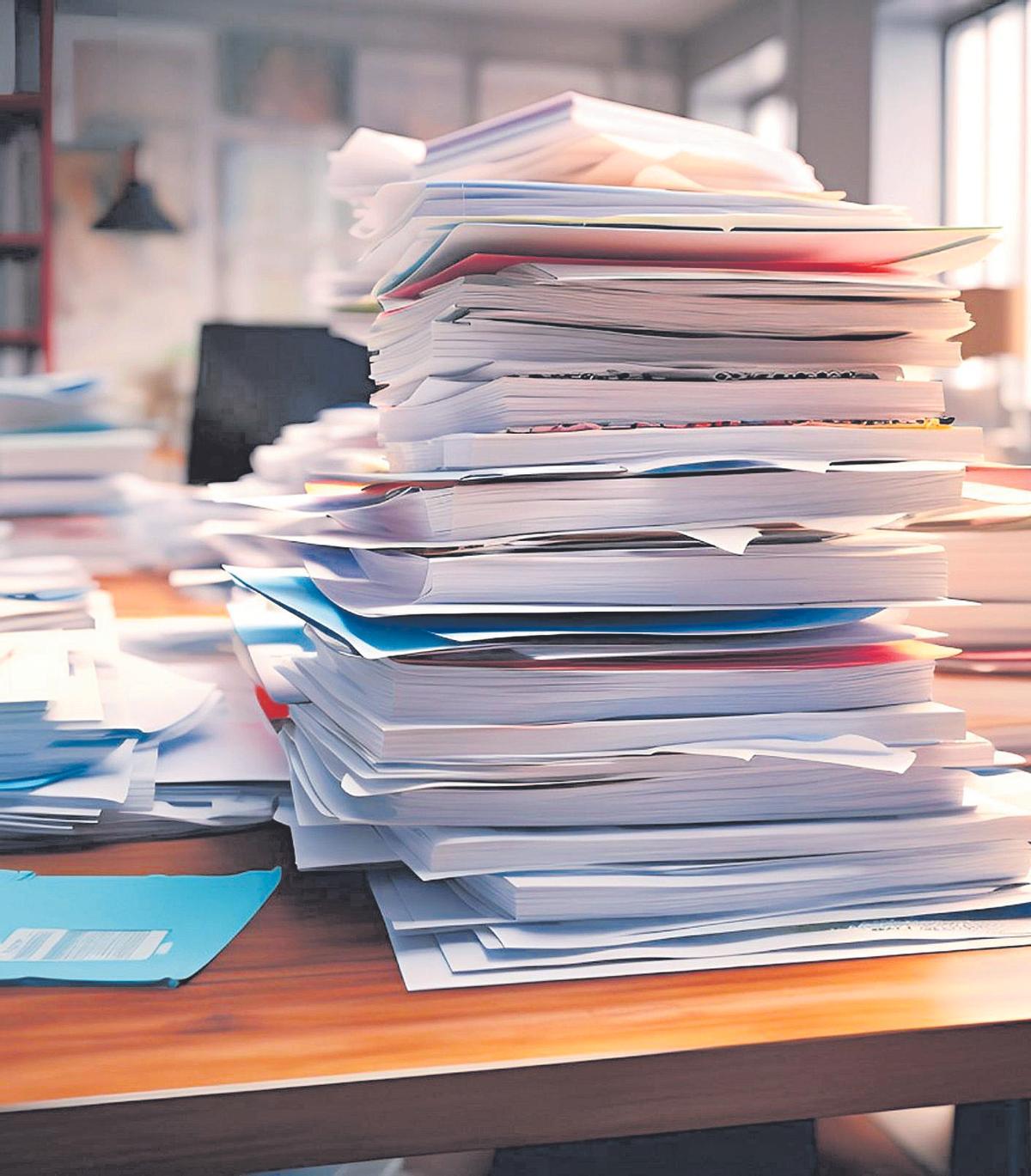 Documentos pendientes en una oficina de una empresa