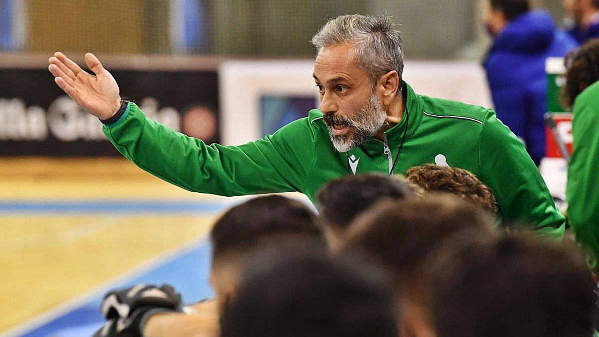 Juan Copa da indicaciones en el partido contra el Barcelona en el Palacio de Riazor. |  // VÍCTOR ECHAVE