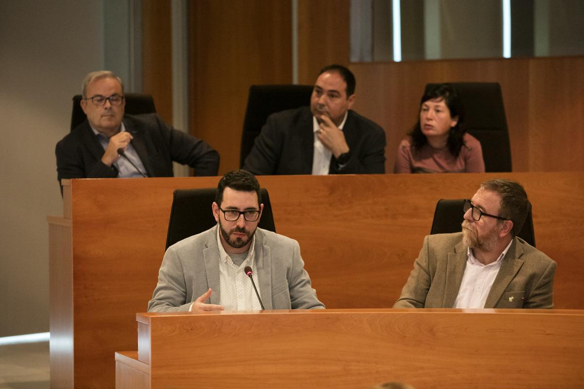 La bancada del grupo de Unidas Podemos, abajo, y el PSOE, arriba, esta mañana en el pleno del Consell.