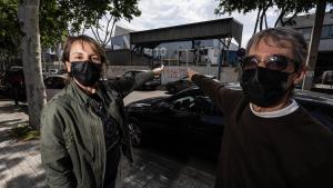 Silvia Jordán y Manuel Javalera, vecinos del barrio del Remei de Badalona, cubiertos con mascarillas frente a la fábrica de frenos Tenneco, a quien culpan de emisiones pestilentes.