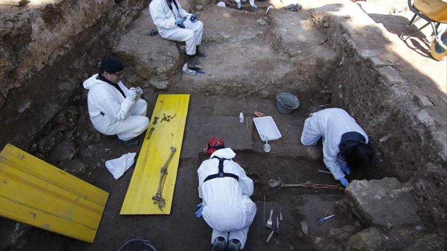 Trabajos en una fosa del cementerio de la Salud.