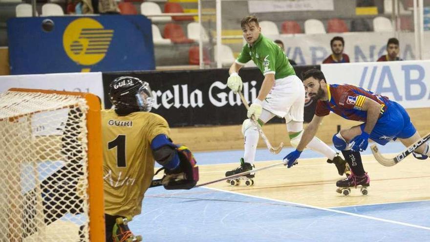 César Carballeira intenta remontar a portería en el partido contra el Alcoy disputado en el Palacio.