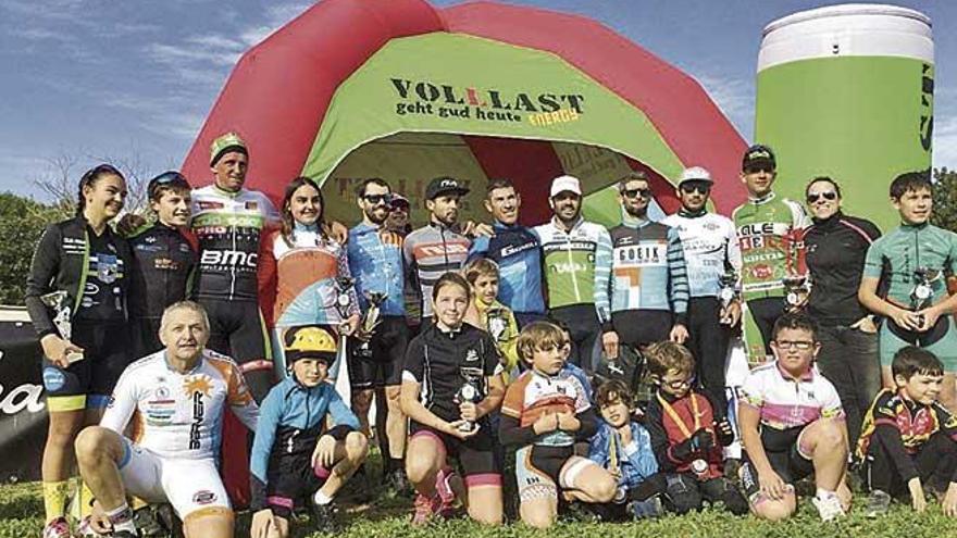 Podio general de las pruebas de ciclocross disputadas ayer en la Porciúncula.