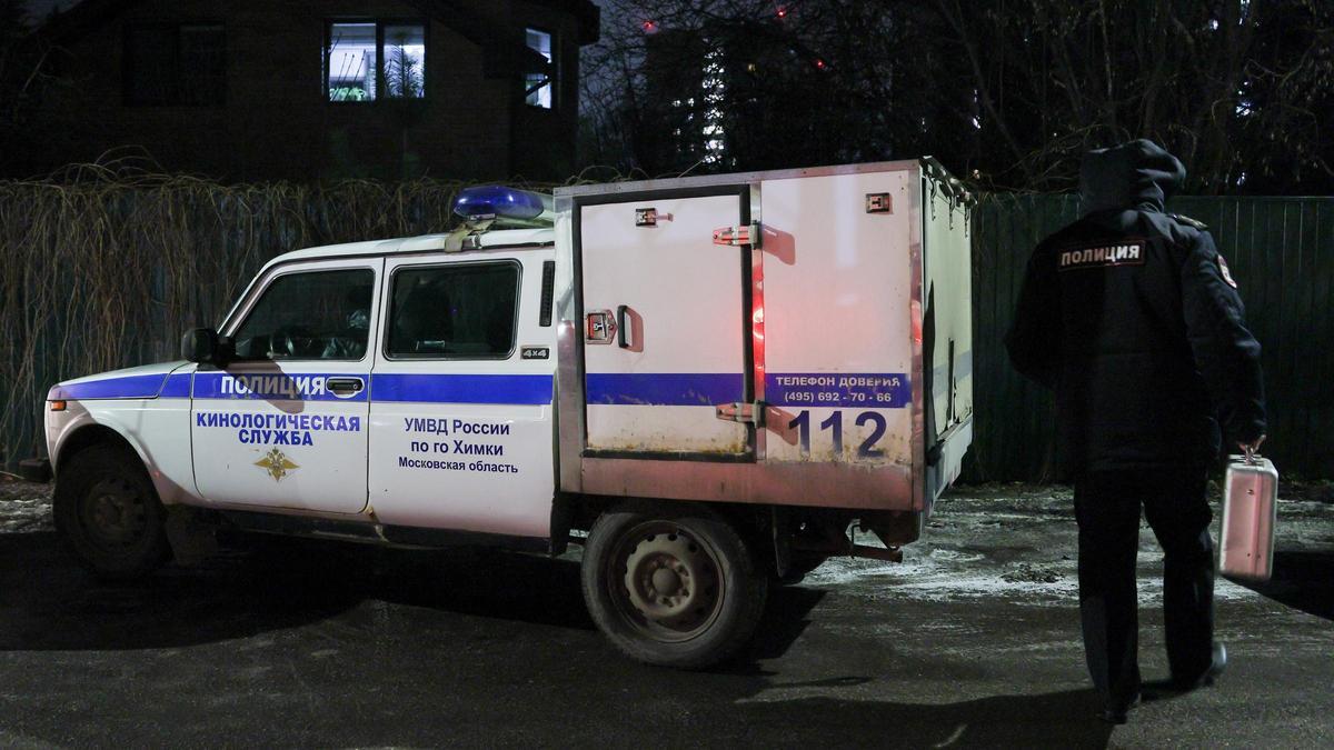 Un coche de la Policía rusa se ve en el lugar de una explosión en el noroeste de Moscú