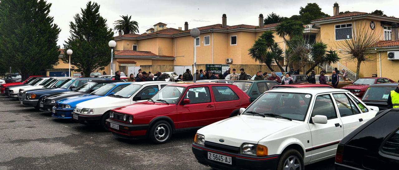 Algunos de los vehículos y aficionados participantes en el concurso exposición de coches clásicos celebrado en la isla de A Toxa.