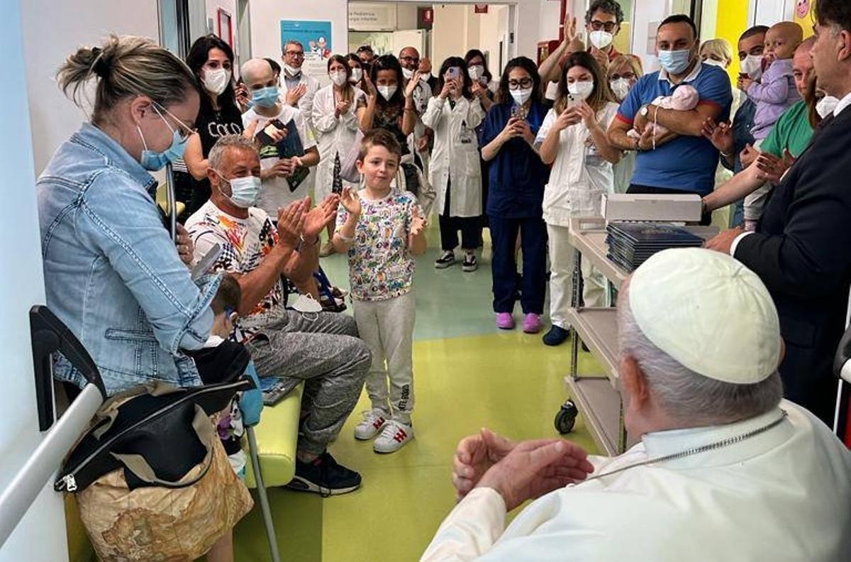 El papa Francisco se ve con niños enfermos de cáncer en el hospital, este jueves.