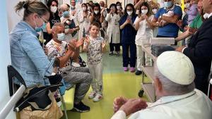 El papa Francisco se ve con niños enfermos de cáncer en el hospital, este jueves.