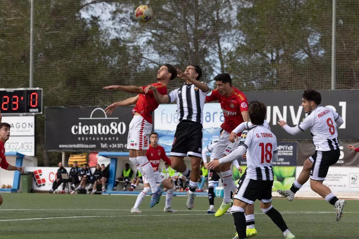 Imagen de un lance del duelo entre la SD Ibiza y el Castellón B.