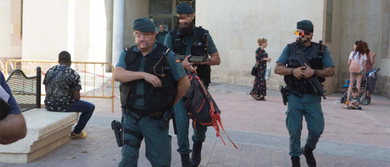 Agentes de élite de la Guardia Civil, ayer frente a la entrada del Palacio de Justicia de Benalúa.