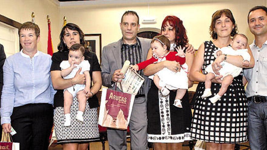 Juan Francisco Padrón con las familias de Hugo Batista, Amanda Rodríguez y Javier Viera.