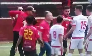 Varios aficionados del Mensajero saltan al campo al final del partido y un futbolista visitante es agredido