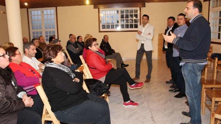 Reunión del alcalde con los vecinos de Laxoso. // FdV
