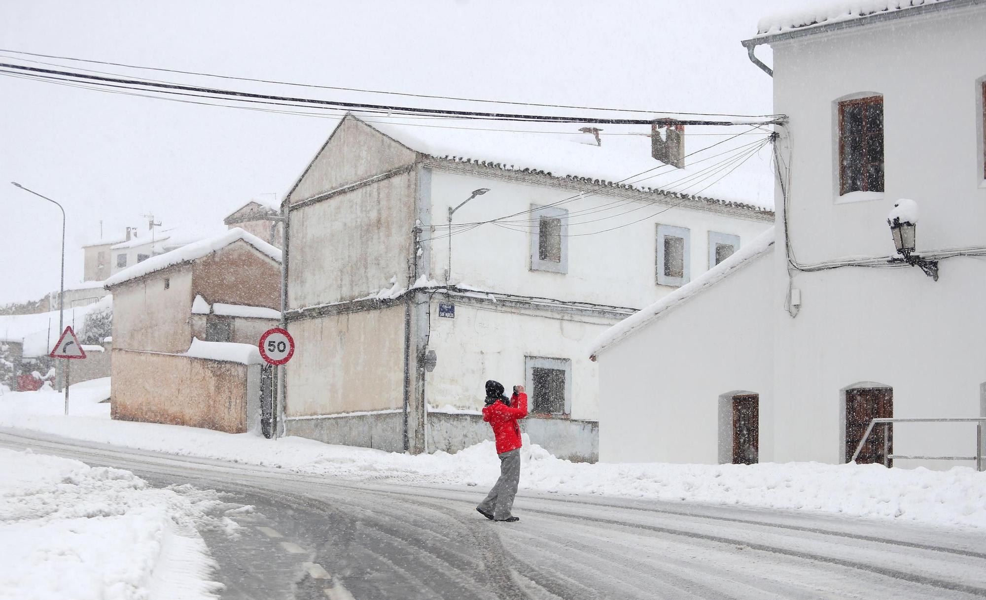 La nieve impide salir de casa en los pueblos del interior de la C. Valenciana