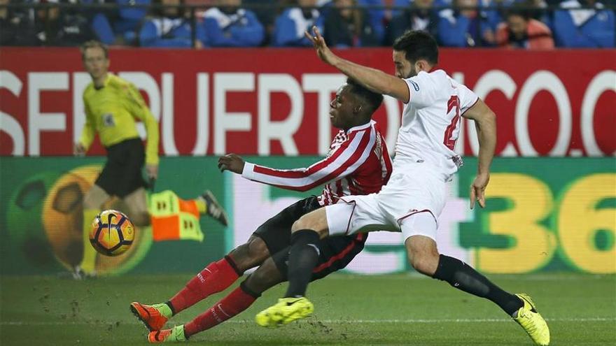 El Sevilla sigue en la pelea tras un flojo partido ante un Athletic negado fuera