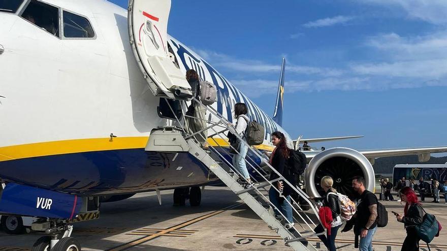 Embarcan a pasajeros de dos vuelos diferentes en un mismo avión en el aeropuerto de Ibiza