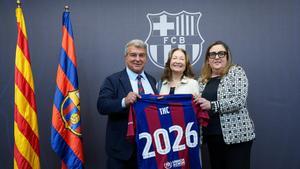 Joan Laporta, Neus Aranda y Elena Fort, en el acuerdo Barça-TNC