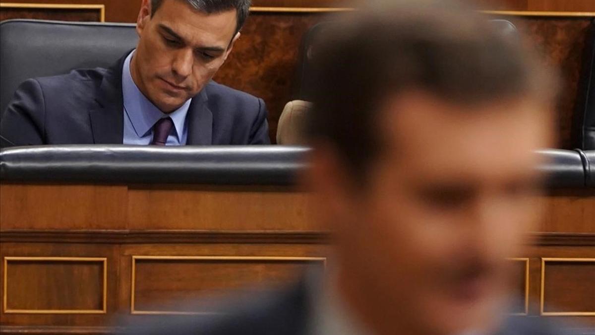 El presidente del Gobierno, Pedro Sánchez y, en primera línea, el jefe de la oposición, Pablo Casado, en el Congreso.