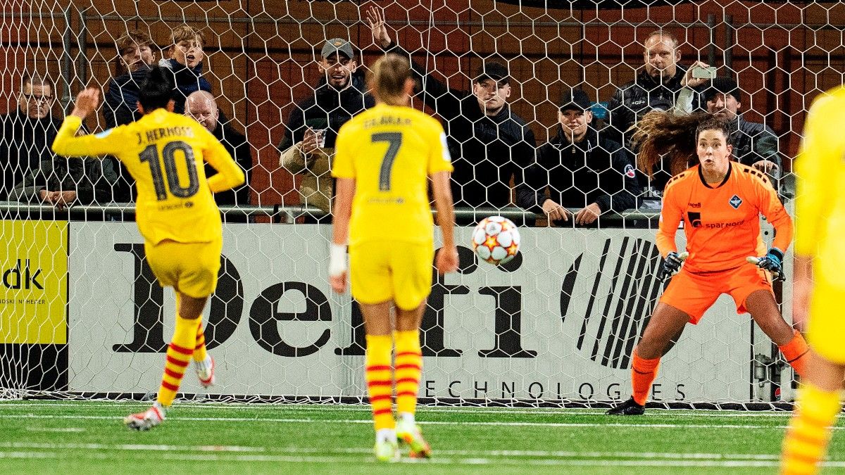 Jenni Hermoso anotando el 0-2 desde el punto de penalti