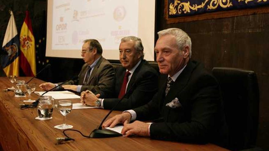 Domingo Berriel (izquierda), Julio Gómez Pomar y el presidente de Tribuna Forum, Manuel Delgado.