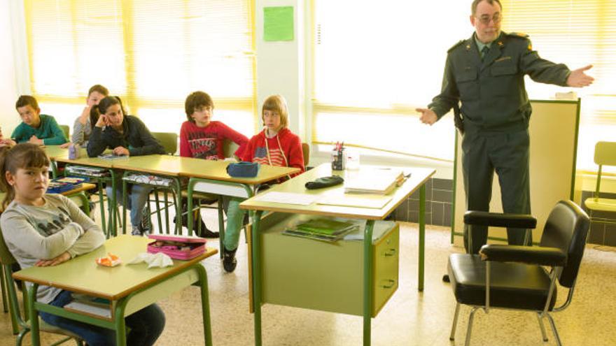 José Manuel Salvador se dirige a los alumnos del colegio Los Salados.