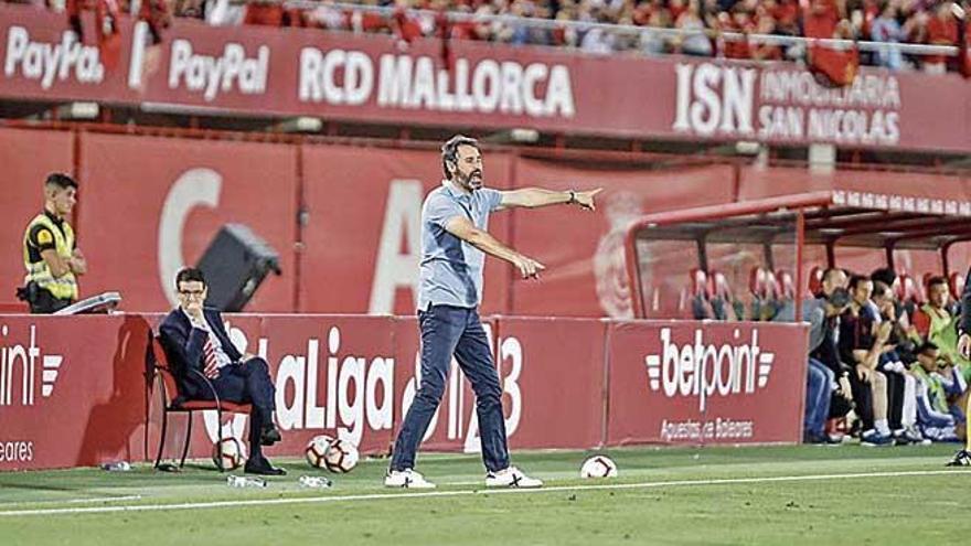 Moreno da instrucciones a sus jugadores en un momento del partido.