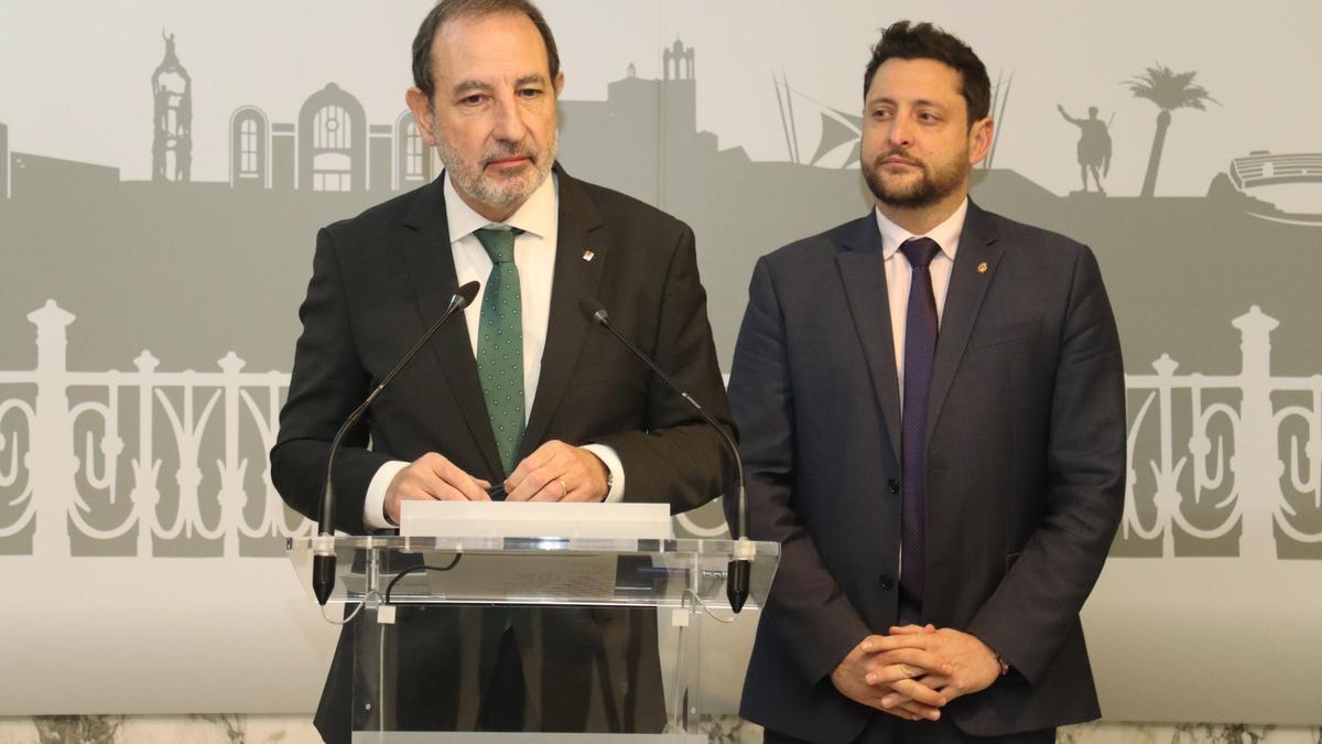 Ramon Espadaler, conseller de Justicia, con el alcalde Rubén Viñuales.