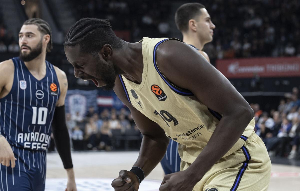 Youssoupha Fall celebra su primera canasta en Estambul.