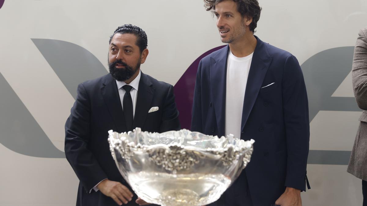 El secretario general para el Deporte de la Junta, José María Arrabal Sedano (i), y el director del torneo de la Copa Davis, Feliciano López, en Málaga en 2023.