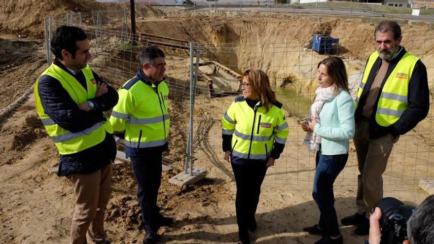 Luis Martín, Mayte Martín Pozo, Berna Miguel y Juan Dúo frente a las obras de construcción del nuevo colector de aguas residuales en Roales.