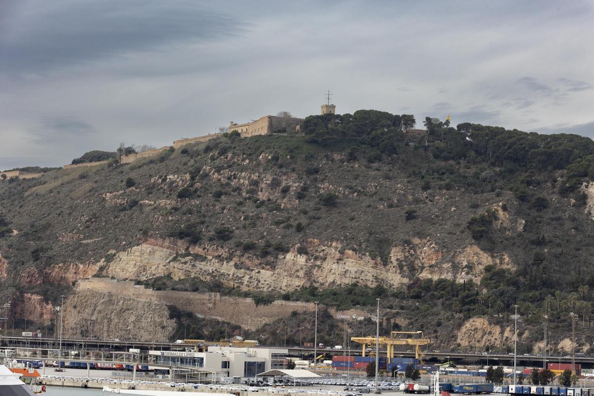 El castillo de Montjuïc, con el acantilado que muere en la Ronda Litoral y el puerto