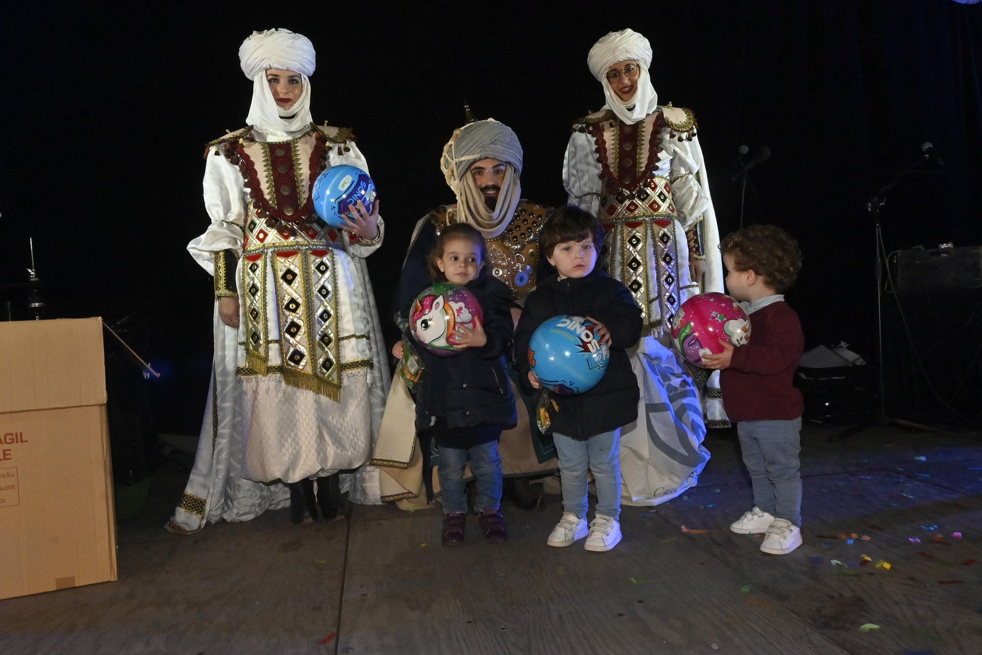 Los peques de Castelló entregan al Cartero Real las misivas con sus deseos. Encuentra tu foto.