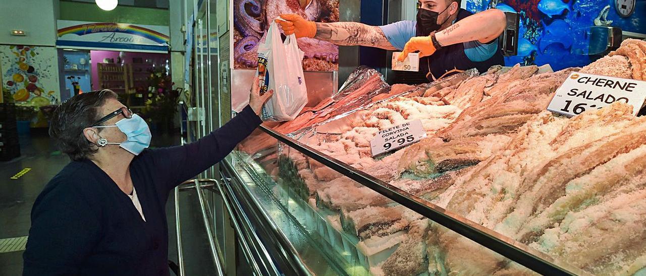 Una señora compra pescado en el Mercado de Vegueta, en la capital grancanaria. | | ANDRÉS CRUZ