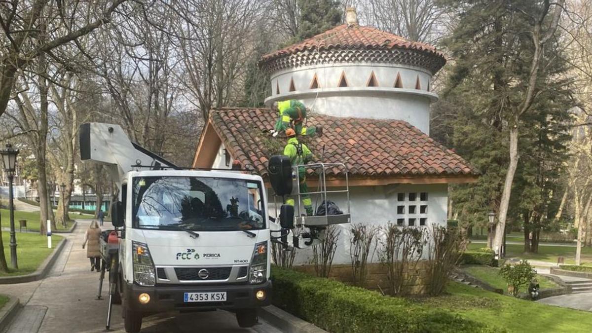 Operarios, ayer, encaramados al palomar durante su limpieza. | LNE