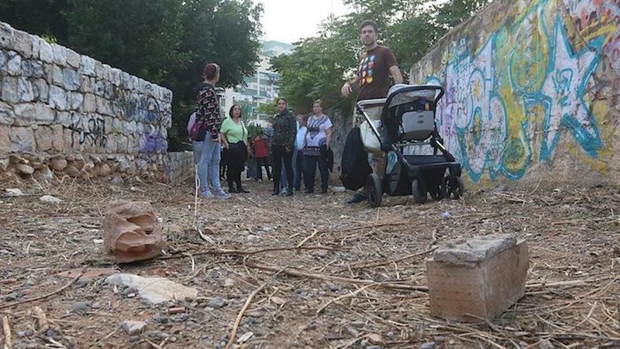 Un grupo de vecinos, en el pasaje junto al Parque del Norte que reclaman que sea asfaltado lo antes posible.