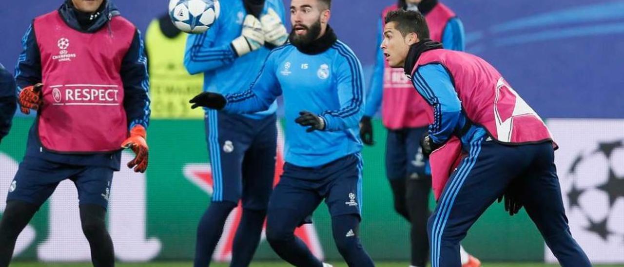 Keylor Navas, Carvajal y Cristiano Ronaldo, en el entrenamiento del Madrid, ayer, en Lviv.