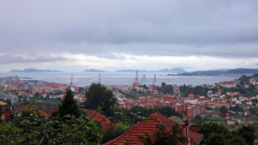 Niebla sobre la ría de Vigo, esta mañana. // Marta G. Brea